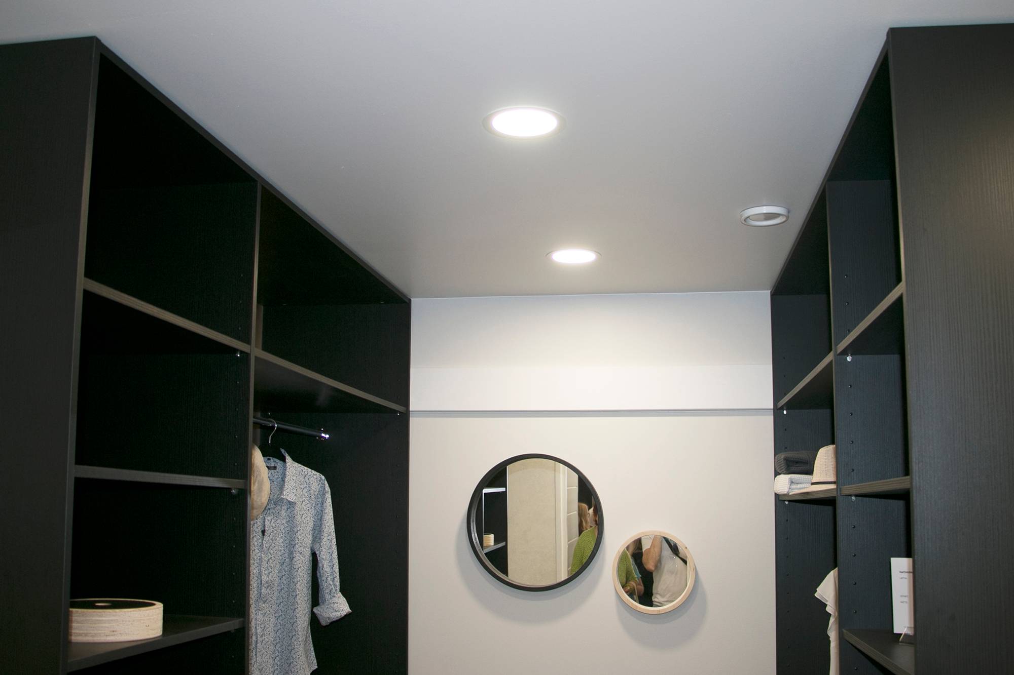 Plafónové lampy ve skříni vytvářející rovnoměrné osvětlení. Ledstore.fi